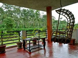 Rainy Cloud Homestay - 1KM Falls, Balcony, Estate, Home Food，位于奇克马格尔的酒店