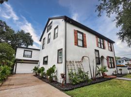 1926 4-Bedroom House w/Private Yard & Huge Deck，位于加尔维斯敦的酒店