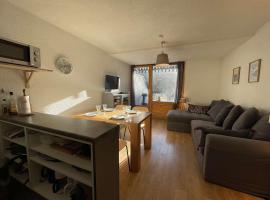 Charmant studio rénové à Chantemerle avec jardin, parking et WIFI, idéal pour 4 personnes - FR-1-330E-111，位于Champcella的酒店