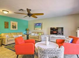Pet-Friendly Fort Myers Home with Heated Pool!，位于北迈尔斯堡Fort Myers Shopping Center附近的酒店