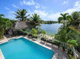 Lakefront Duplex with Pool between Miami & Florida Keys 4 Bedroom 2 Bathroom，位于卡特勒湾的酒店