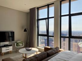 Urban Awe Apartment: iTowers 21st Floor，位于哈博罗内博茨瓦纳电视总部附近的酒店