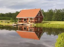 Padvarių sodyba ant tvenkinio kranto su pirtimi