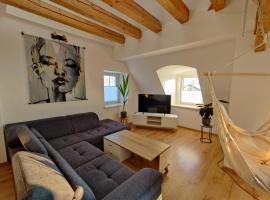 Ferienwohnung "Alpspitze" - Familienfreundliche Maisonette in Mering，位于Mering的酒店