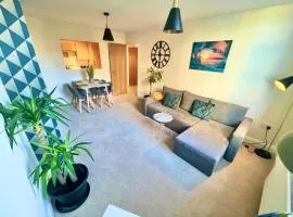 A Stylish Retreat - Super King Bed - Heart Of Town Centre - 5 mins Stroll to Beach