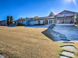 Lovely Hot Springs Home with Lake Balboa Access，位于温泉村的酒店