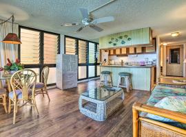 Beachfront Lahaina Condo Pool and Grill Access，位于卡哈纳的酒店