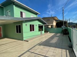 Arlene's Nest Diego Martin - 3 Bedroom 1 & half bath Cozy Apt，位于Diego Martin的酒店