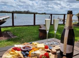 Serenity by the Lake - Romantic Waterfront Couple's Getaway，位于Marks Point的酒店