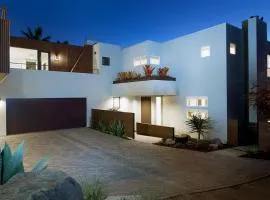 Grandview Getaway, Luxury 4BR, Ocean View, Fire Pit