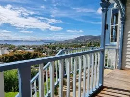 Hill House Hobart - Charming home, stunning views close to city