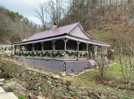 Plum Crooked Poets Cottage - Walk to Town - Luxury King Bed - Near Asheville - Excellent Wi-Fi，位于Marshall的酒店