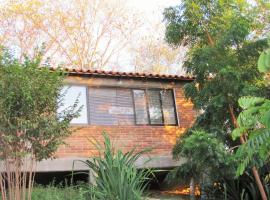 Room in House - Double Bed, Queen size, small kitchen, terrace, wi-fi- air condition quiet，位于Cuatunalco的酒店