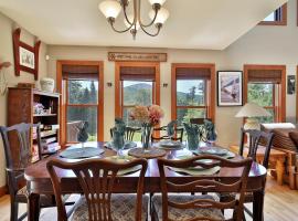 Cortina Mountain Chalet - Outdoor Hot Tub - Close to Pico and Killington Mountains home，位于Mendon的酒店