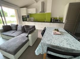 Les Lys de Rosie - Maison familiale de plain pied campagne，位于Boisset-lès-Montrond的酒店