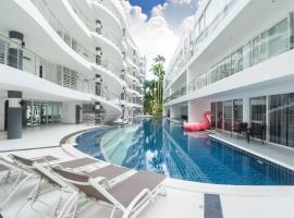 sunset plaza condominium by Ryan, 600 meters to Karon Beach，位于卡伦海滩的酒店