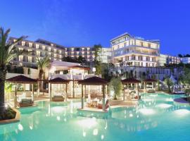 安姆弗拉哈弗高级海滩度假酒店，位于赫瓦尔的带泳池的酒店