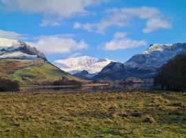 North Wales Cosy Cottage with views near Eryri Snowdonia，位于Nantlle的酒店