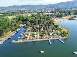 Gorgeous stacaravan In Tuoro Sul Trasimeno With Outdoor Swimming Pool，位于特拉西梅诺湖畔托罗的酒店