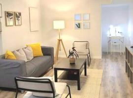 Cozy 2-bedroom lower unit!，位于巴里的酒店