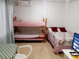 KITNET S2 em TORRES-RS - Na mais bela praia Gaúcha - Cozinha - Banheiro - Ar condicionado - TV - Wi-Fi - Estacionamento - Acomoda até 6 pessoas - Anfitriã Superhost no BnB