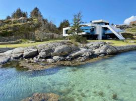 Unique villa by The Norwegian Coast. Private spa，位于Lokøy的别墅