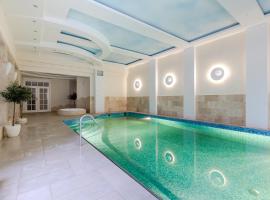 Luxury Villa Pool and Spa，位于Magdalenka的豪华酒店