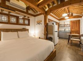 Luxury hanok with private bathtub - SN11，位于首尔的韩屋