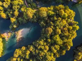 Turističko naselje- Japodski otoci，位于Račić的山林小屋