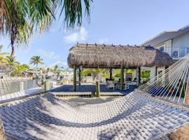 Canal-Front Florida Keys Home with Dock!，位于塔维涅的酒店