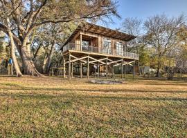 Fort White Retreat Deck and River Access!，位于Fort White的酒店