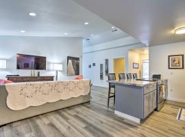 Cozy Darrington Cottage with Grill, Near Trails，位于Darrington的酒店