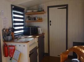 Shepherds Hut, Ryans Retreat, Bowness-on-Solway，位于Bowness-on-Solway的乡村别墅