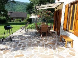 Grange en pierres. Grand jardin et belle vue，位于Saurat的酒店