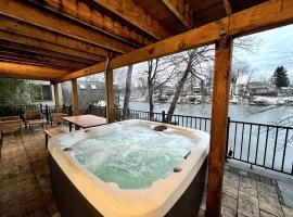Cozy Cabin on the Lake w/ HotTub，位于Hopatcong的酒店