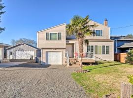 Pet-Friendly Rockaway Beach Home with Fire Pit!，位于洛克威海滩的酒店