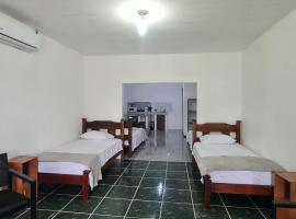 Sleep&Go! Family room - Cabina empresarial en Siquirres，位于Siquirres的酒店