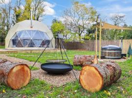 Luxury Dome with Private Wood-Fired Hot Tub，位于牛津的豪华帐篷