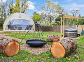 Luxury Dome with Private Wood-Fired Hot Tub，位于牛津的酒店