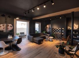 City's Best-Kept Secret, Eclectic & Luxe Getaway，位于卡拉马塔的酒店