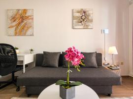 Beautiful Renovated Apartment with Air Conditioning Just Steps from the Sea in Playa San Juan，位于圣胡安海滩的酒店