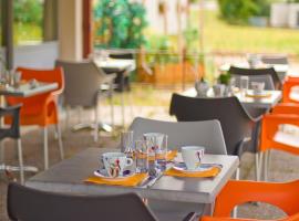 Logis Hotel Restaurant de La Madeleine，位于Commercy的酒店