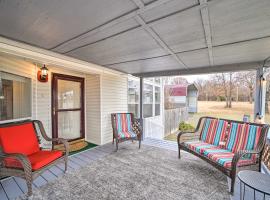 Eufaula Escape with Deck - Steps to Lake!，位于Eufaula的酒店
