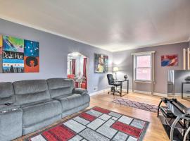 Chicago Home with Spacious Yard 14 Mi to Dtwn，位于芝加哥的酒店