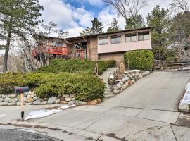 Cottonwood Heights Home with Deck!，位于Cottonwood Heights的酒店