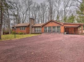 Walk to Lake Harmony Home with Hot Tub and Fire Pit，位于莱克哈莫尼的酒店