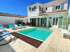 Superbe villa d'architecte avec piscine chauffée，位于Loix的酒店