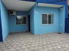 Casa azul de veraneio em Itapoá-SC