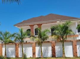 Beautiful home with private rooms，位于Pantang的酒店