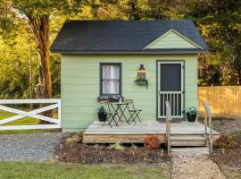Tiny House close to the Beaches of Cape Charles，位于开普查尔斯的酒店